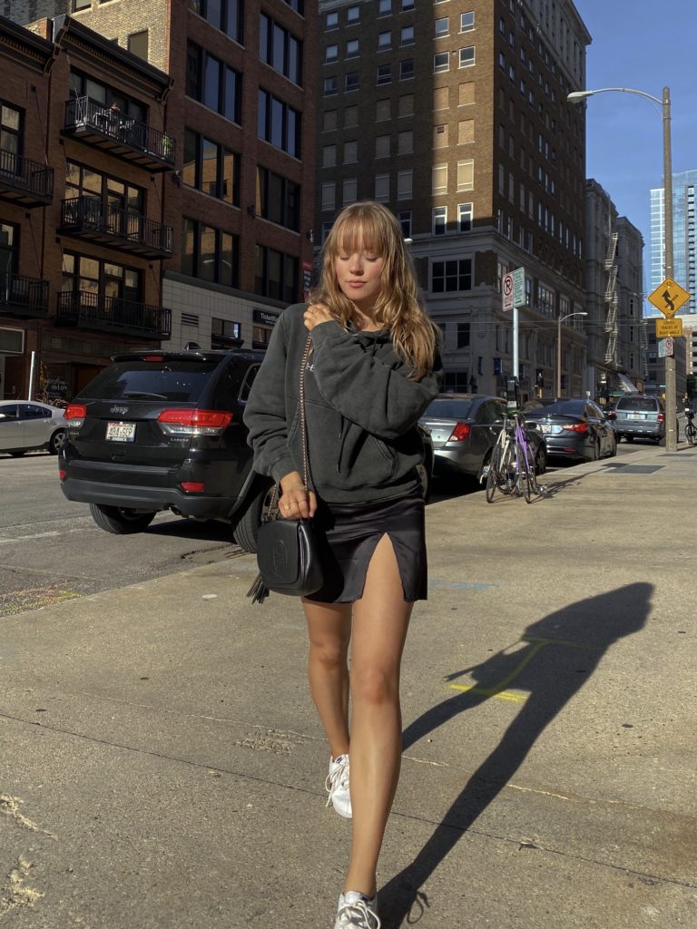 3 SWEATSHIRT OUTFITS TO TRANSITION INTO FALL