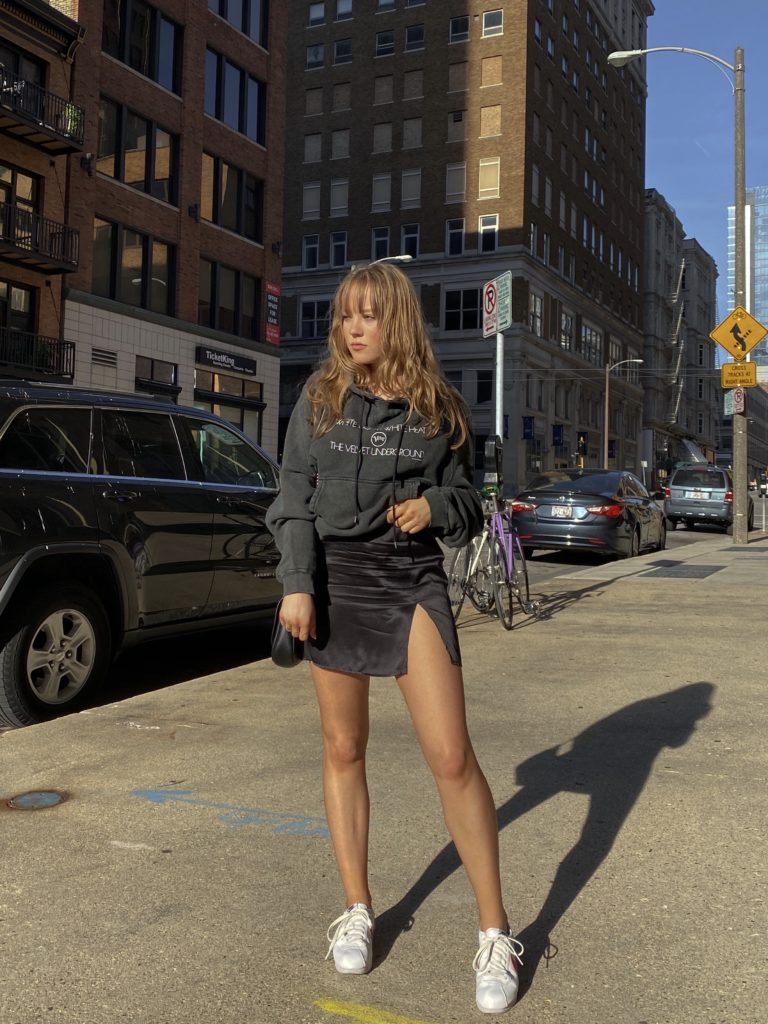 3 SWEATSHIRT OUTFITS TO TRANSITION INTO FALL